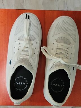 Vessi Womens Size 9